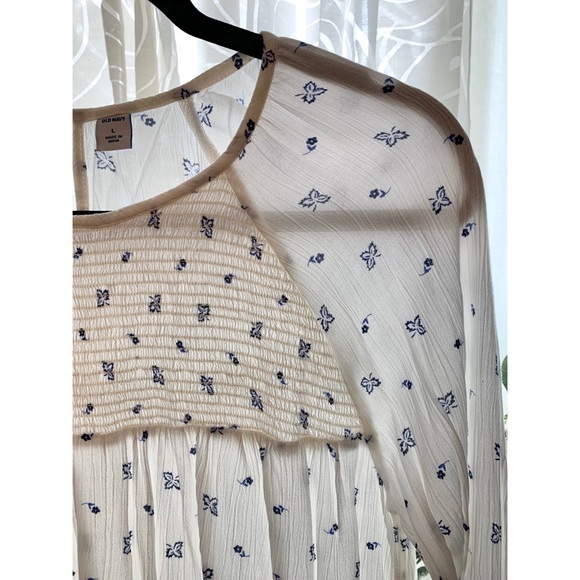 White, long sleeve top. - Picture 4 of 5